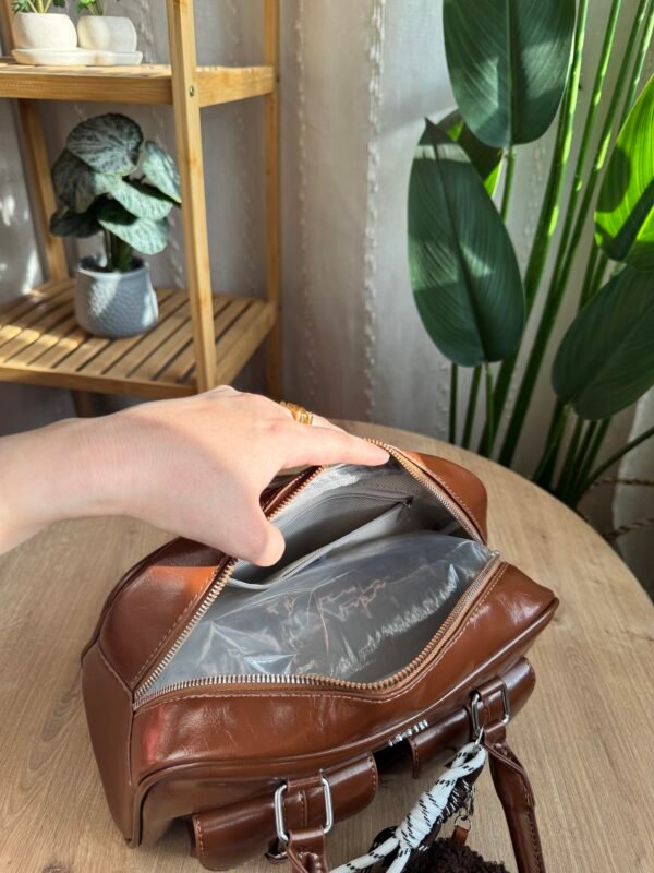 حقيبة بجلد لامع (مع المداليه)لون بني