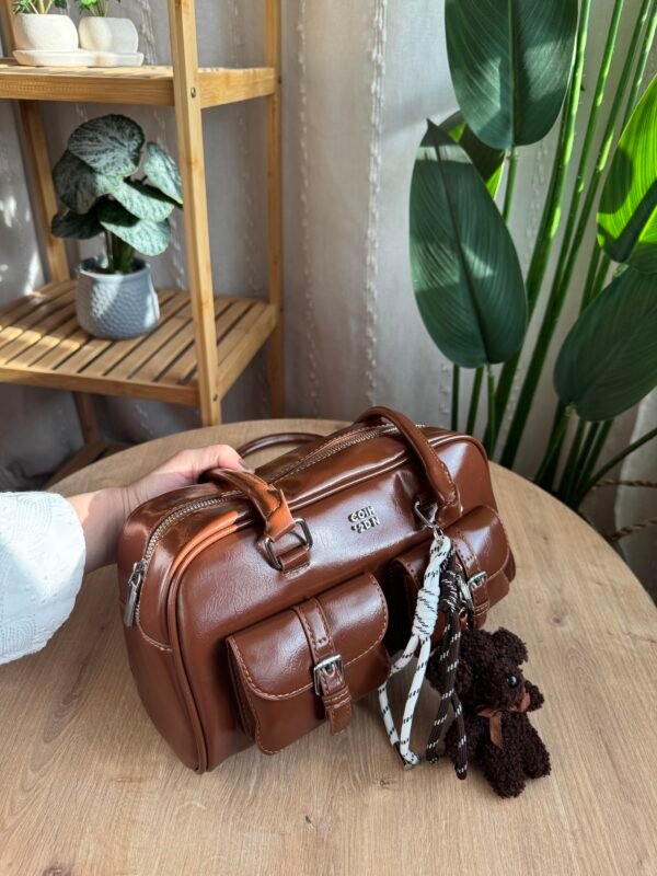 حقيبة بجلد لامع (مع المداليه)لون بني