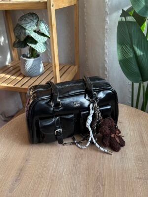 حقيبة بجلد لامع ( مع المداليه ) لون اسود