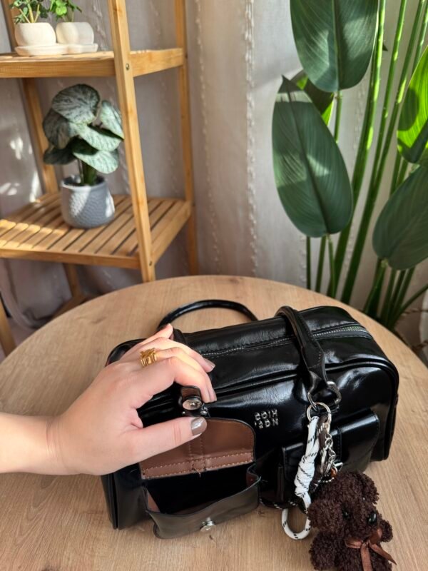 حقيبة بجلد لامع ( مع المداليه ) لون اسود