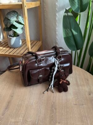 حقيبة جلد لامع ( مع المداليه )لون بني غامق