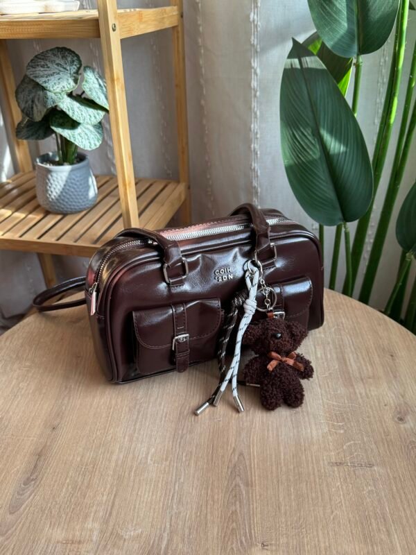 حقيبة جلد لامع ( مع المداليه )لون بني غامق