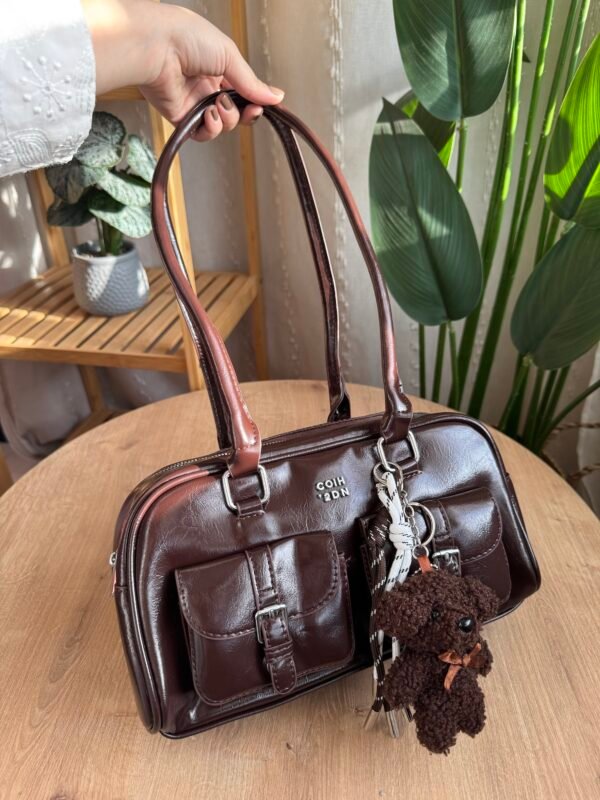 حقيبة جلد لامع ( مع المداليه )لون بني غامق