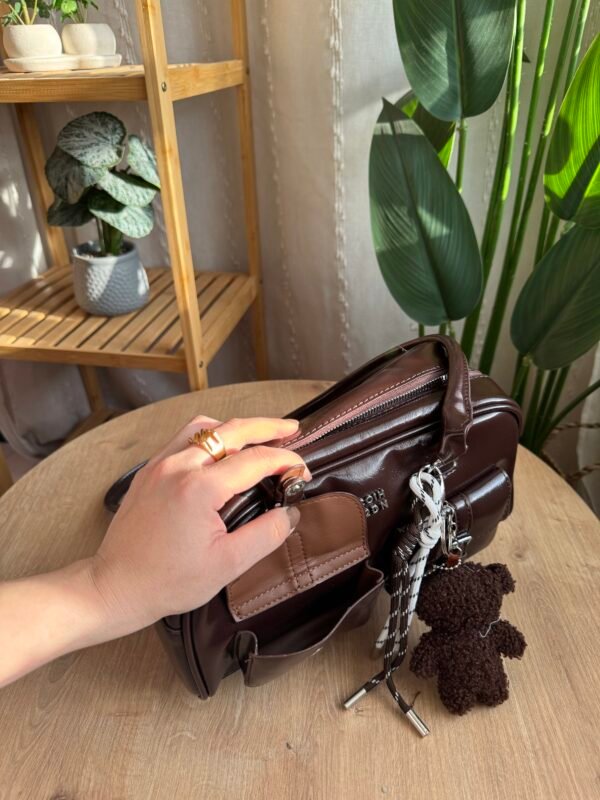 حقيبة جلد لامع ( مع المداليه )لون بني غامق