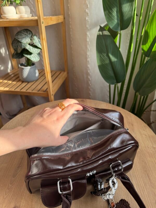 حقيبة جلد لامع ( مع المداليه )لون بني غامق