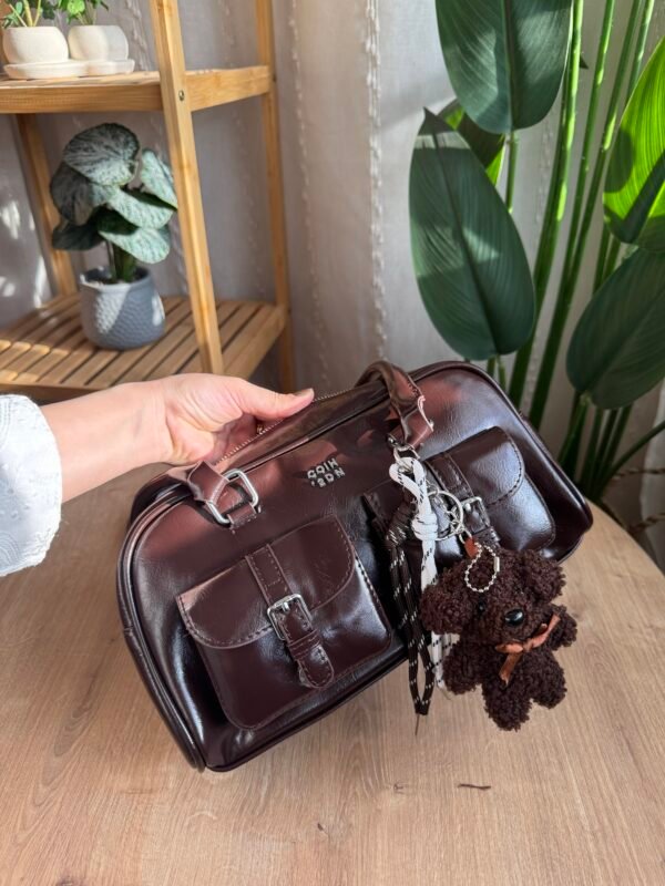 حقيبة جلد لامع ( مع المداليه )لون بني غامق