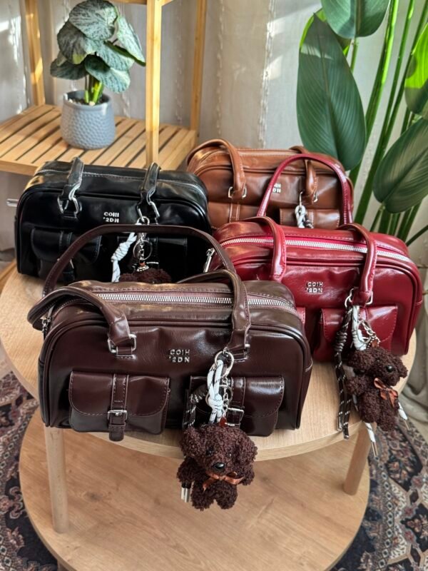 حقيبة بجلد لامع ( مع المداليه ) لون اسود