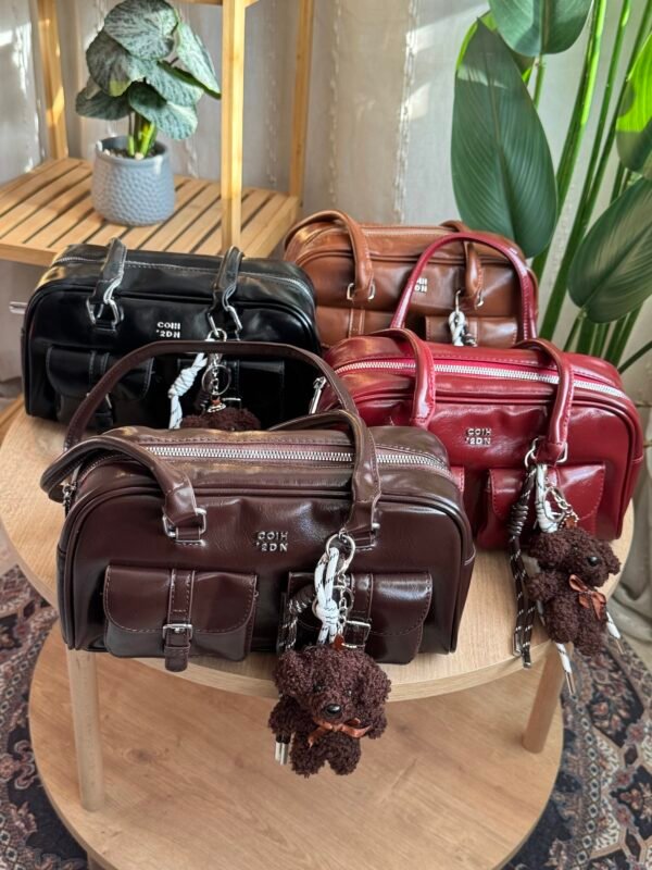 حقيبة بجلد لامع (مع المداليه)لون بني