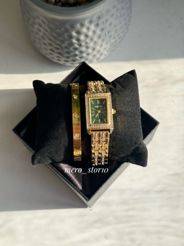 ساعة ذهبي داخلها اخضر