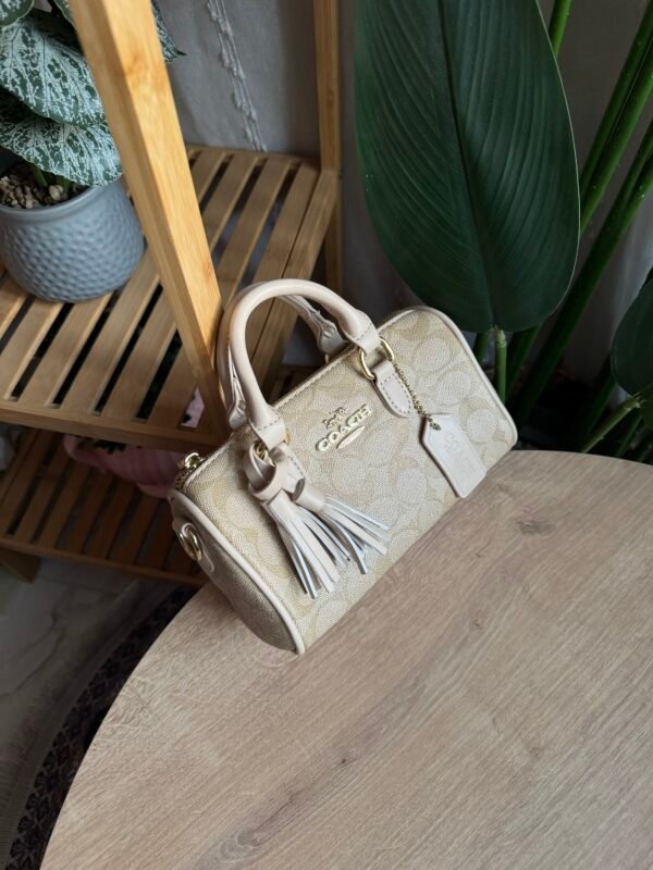حقيبة coach لون بيجي