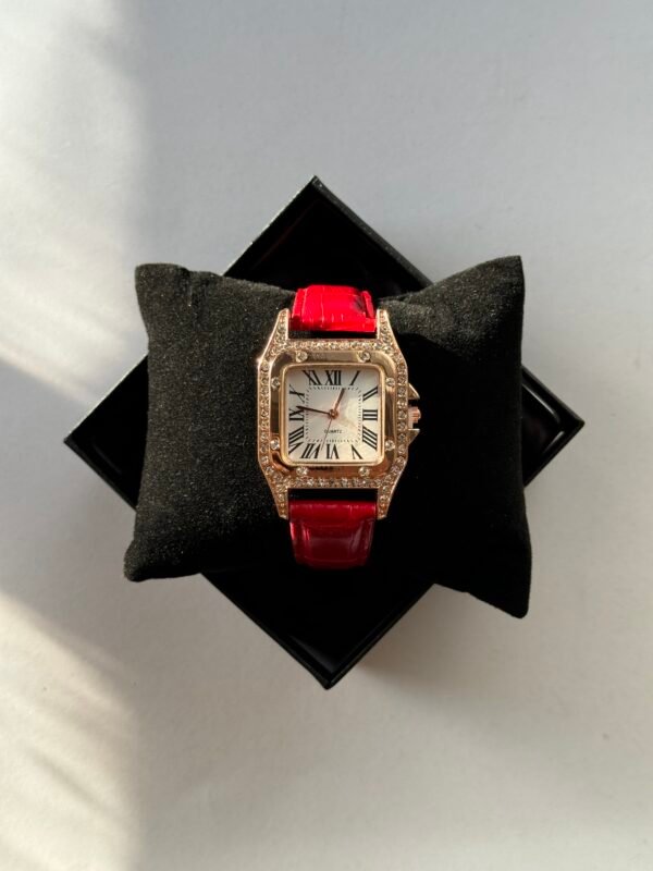 ساعة  جلد احمر