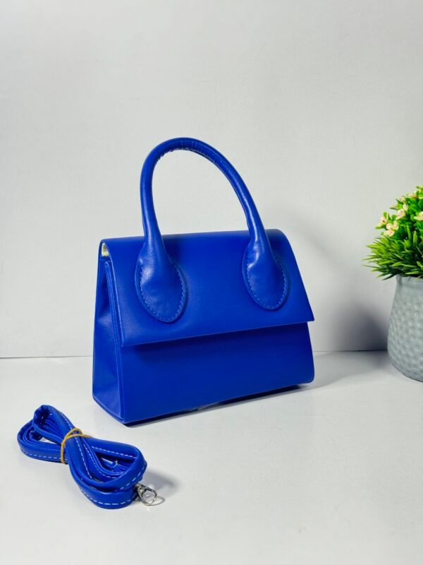 حقيبة لون ازرق