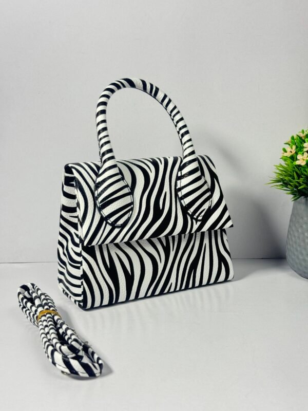 حقيبة بنقشة مميزة