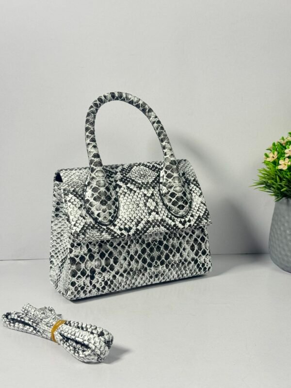 حقيبة بنقشة جلد الحيه 🐍