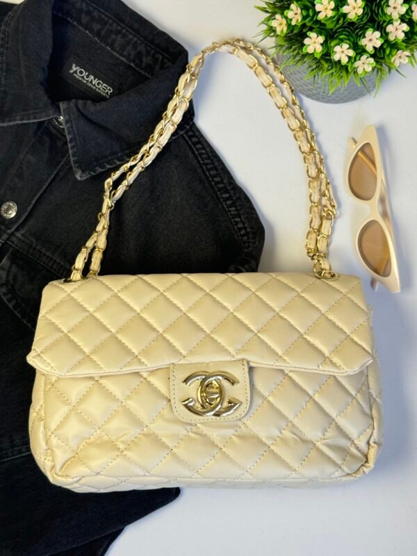 حقيبة شانيل لون اوف وايت