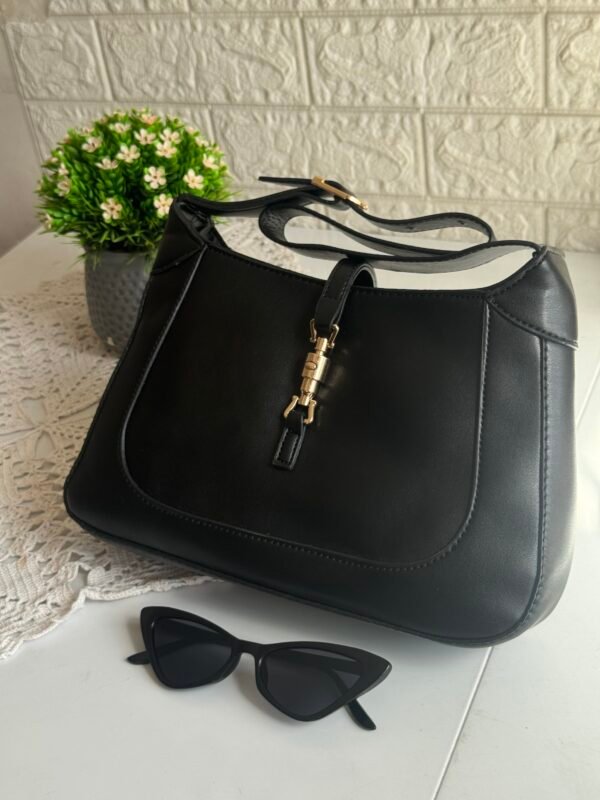 حقيبة لون اسود