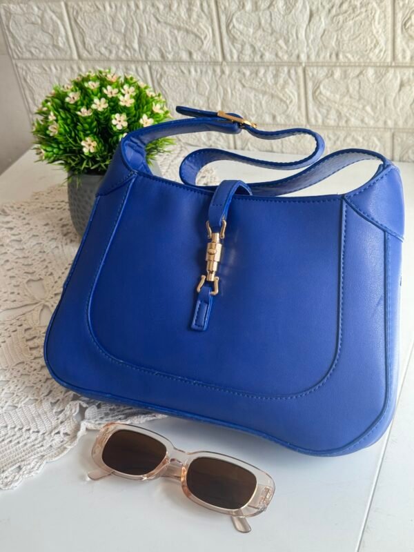 حقيبة لون ازرق