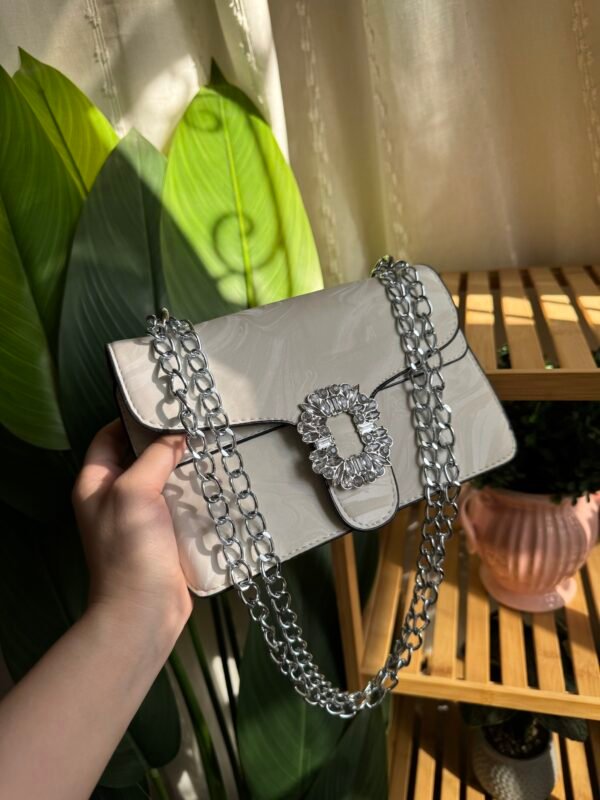 حقيبة لون ابيض لؤلؤي