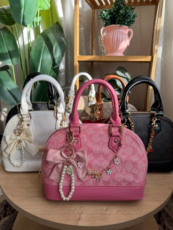 حقيبة coach لون وردي (بدون اي مداليه)