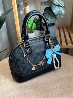 حقيبة coach لون اسود( بدون اي مداليه)