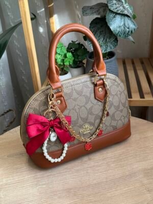 حقيبة coach لون بني فاتح ( بدون اي مداليه)