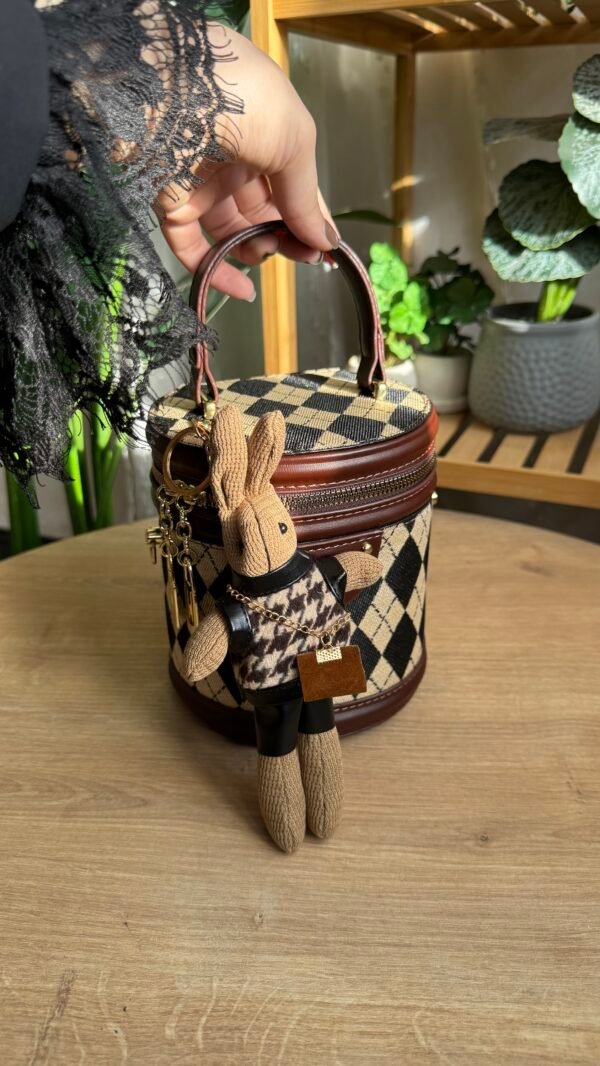 حقيبة الارنوب لون ماروني(مع المداليه)