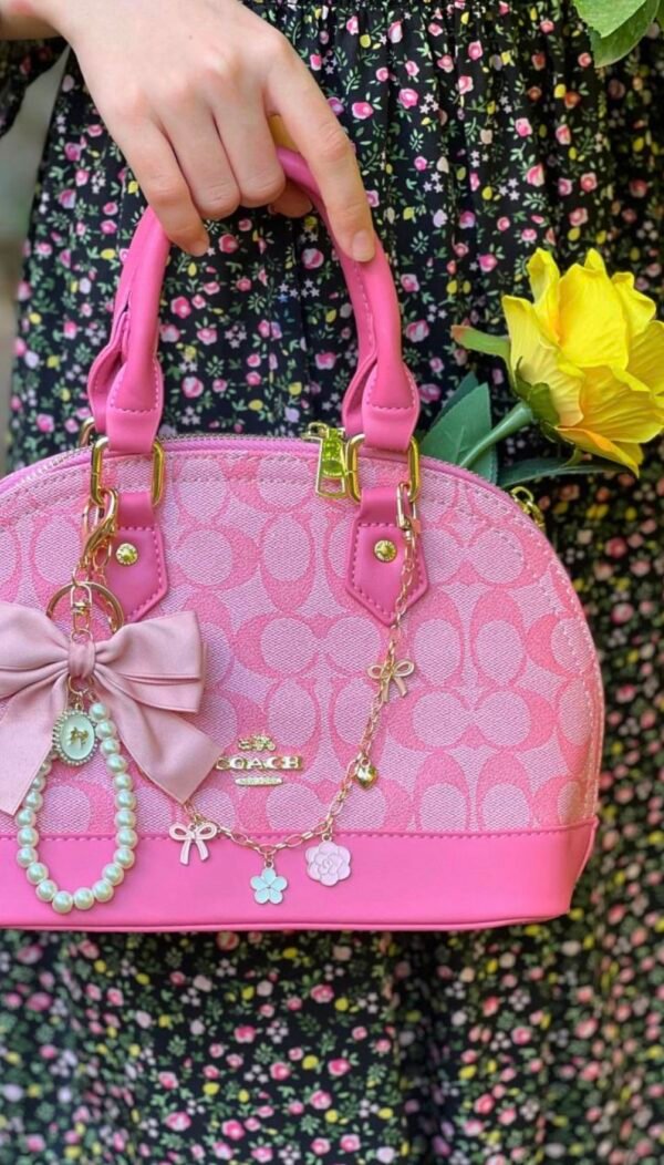 حقيبة coach لون وردي (بدون اي مداليه)