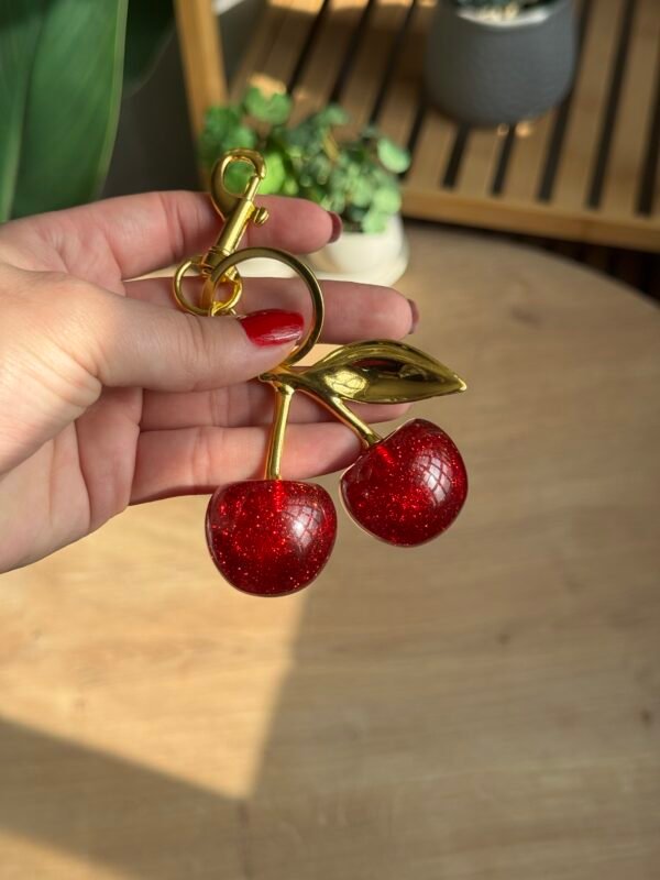 مداليه الكرز لون احمر