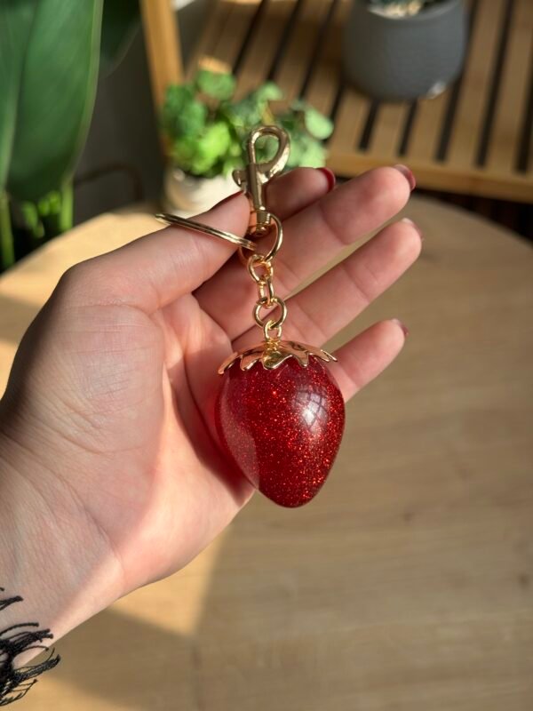 مداليه الفرولة
باللون الاحمر