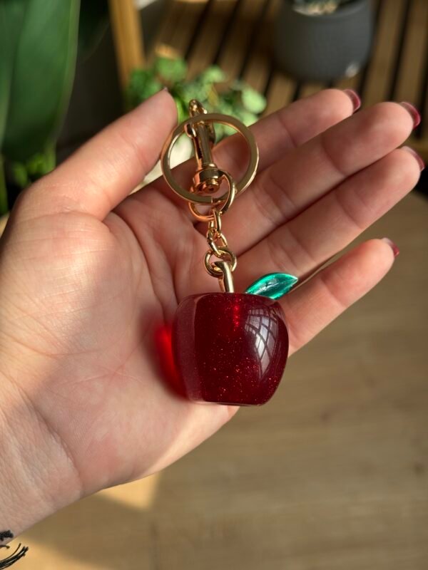 img_7814 مداليه التفاحة باللون الاحمر