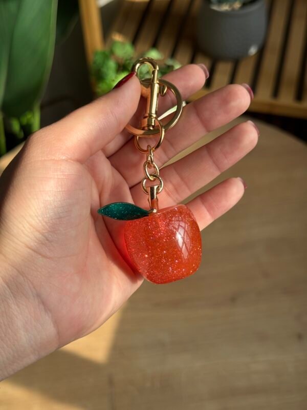 مداليه التفاحة باللون الزهري