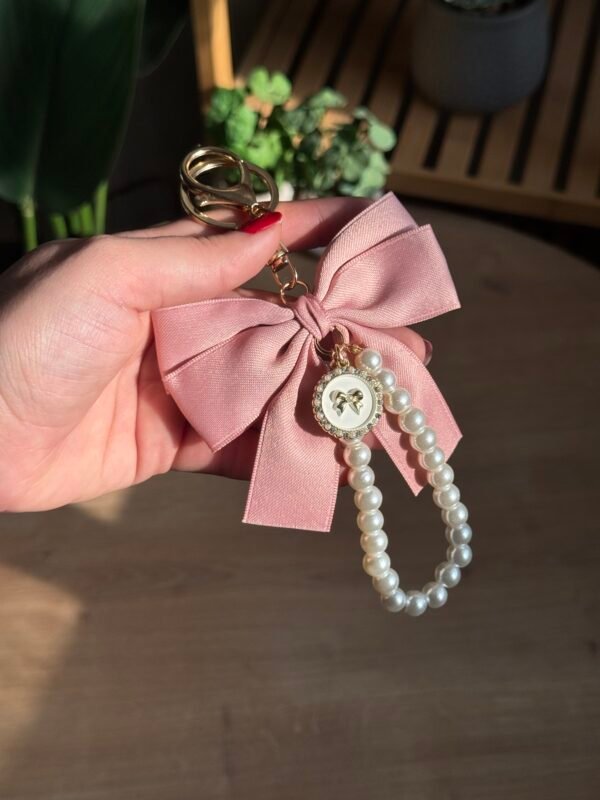 مداليه الفيونكة لون وردي