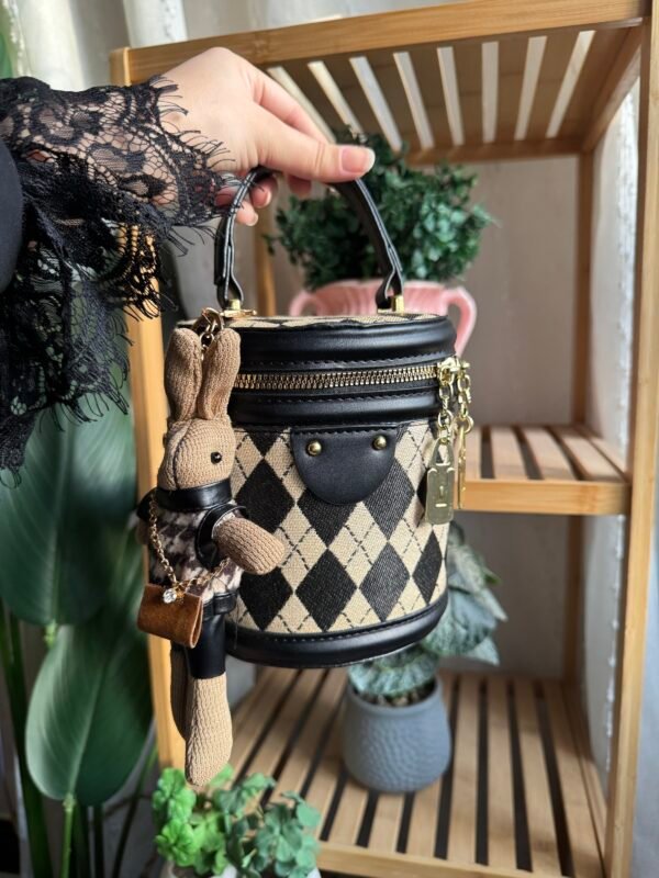 حقيبة الارنوب لون اسود(مع المداليه)