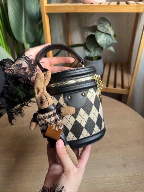 حقيبة الارنوب لون اسود(مع المداليه)