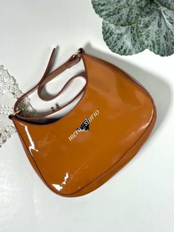 حقيبة برادا لون عسلي