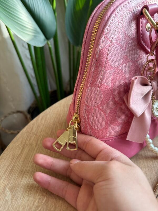 حقيبة coach لون وردي (بدون اي مداليه)