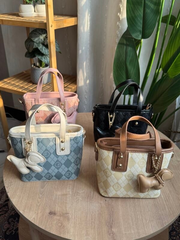 حقيبة مع مداليه لونها اوف وايت مطعم بني