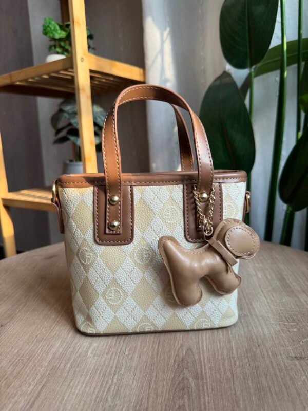 حقيبة مع مداليه لونها اوف وايت مطعم بني