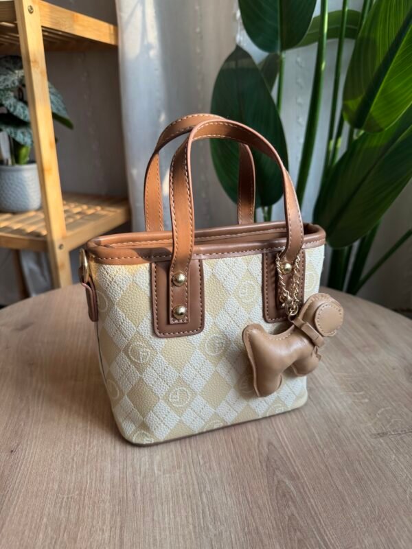 حقيبة مع مداليه لونها اوف وايت مطعم بني