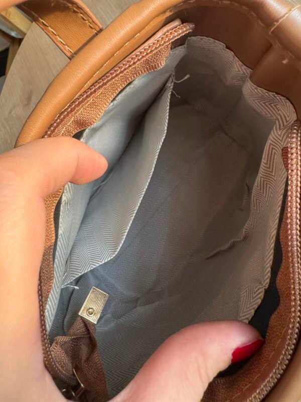 حقيبة مع مداليه لونها اوف وايت مطعم بني