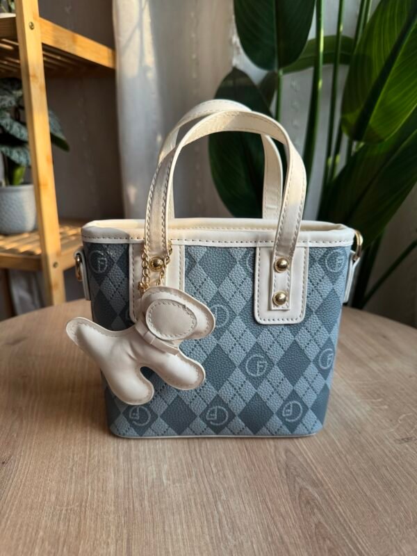 حقيبة مع مداليه لون سمائي مطعم ابيض