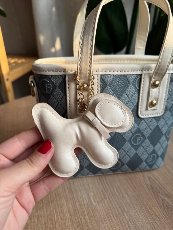 حقيبة مع مداليه لون سمائي مطعم ابيض