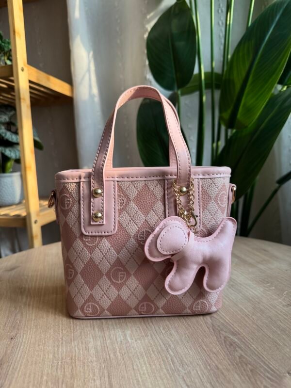 حقيبة مع مداليه لون وردي