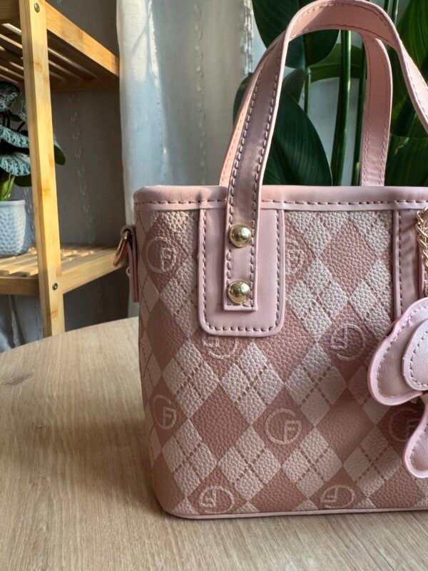 حقيبة مع مداليه لون وردي