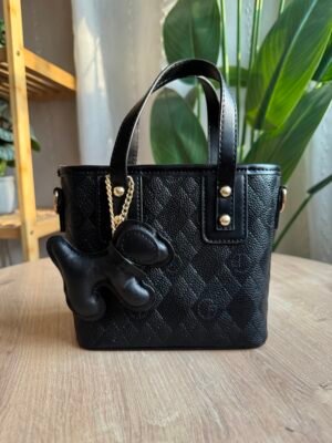 حقيبة مع مداليه لون اسود