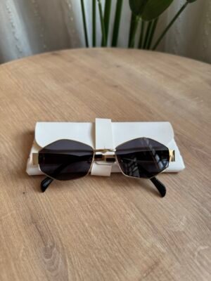 نظارة مميزة بأطار ذهبي