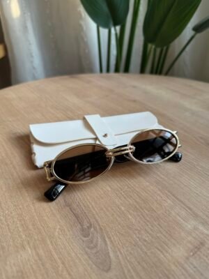 نظاره بني بأطار ذهبي