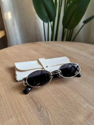 نظارة بعدسة اسود وأطار فضي