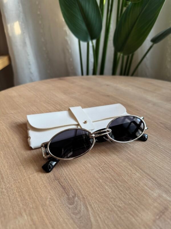 نظارة بعدسة اسود وأطار فضي