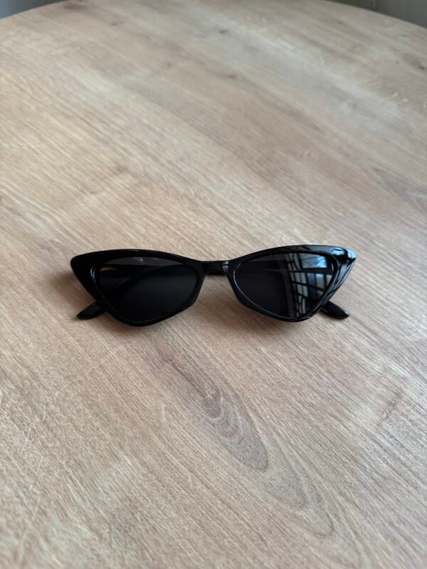 نظارة لون اسود